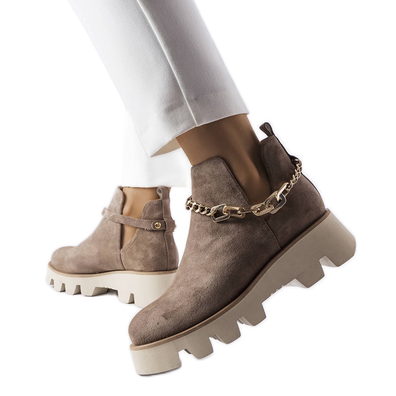 Bottines en cuir beige ornées d'une chaîne Karino
