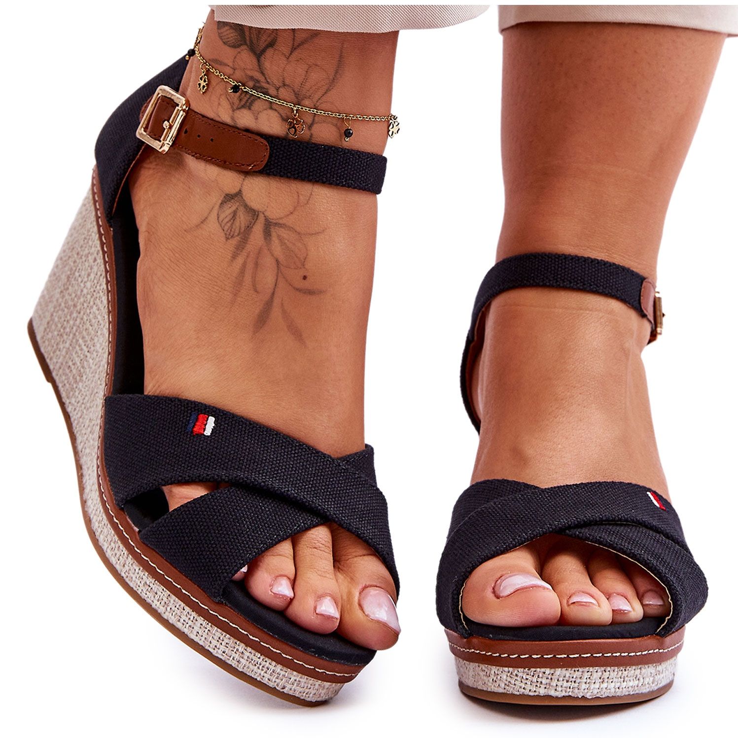 Sandales compensees Veenus noires Chaussures a la mode