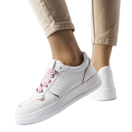 Baskets blanches nouées avec un ruban Pryor