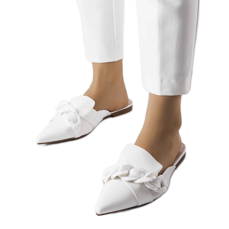 Sandales élégantes blanches avec chaîne Patenaude