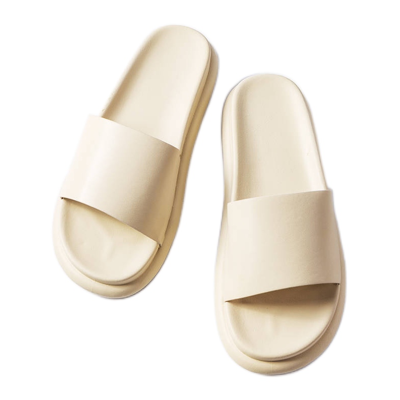 Chaussons beiges sur le quai