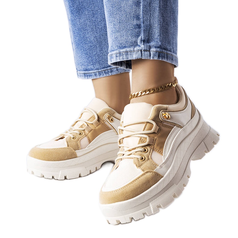 Via des chaussures à semelles basses marron avec un protecteur beige Via des chaussures à semelles basses marron avec un protecteur beige