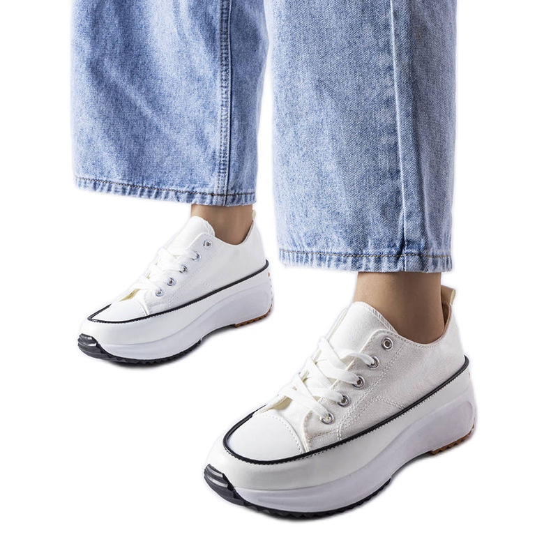 Baskets de sport blanches sur la plateforme McKeylor Baskets de sport blanches sur la plateforme McKeylor