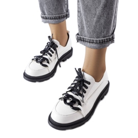 Richelieus blancs avec une chaîne d'Allain blanche Richelieus blancs avec une chaîne d'Allain blanche