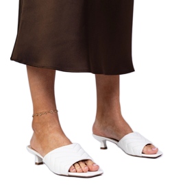 Tongs blanches à talons bas
