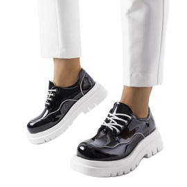 Brogues noires sur une semelle Cheshire massive le noir