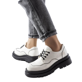 Brogues blanches sur une semelle Cheshire massive