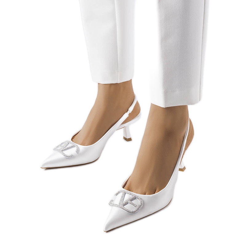 Talons hauts blancs avec zircons cubiques de Lafontaine blanche Talons hauts blancs avec zircons cubiques de Lafontaine blanche