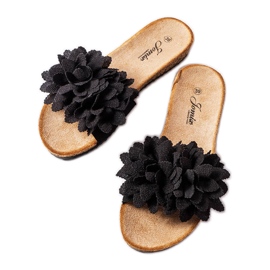 Chaussons noirs décorés de fleurs