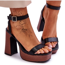 Sandales en cuir sur une grosse plateforme Marina noire