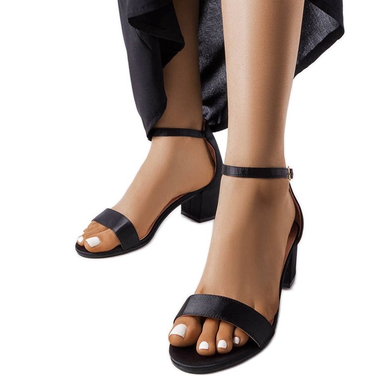 Sandales noires à petit talon de chez Bingamon le noir Sandales noires à petit talon de chez Bingamon le noir