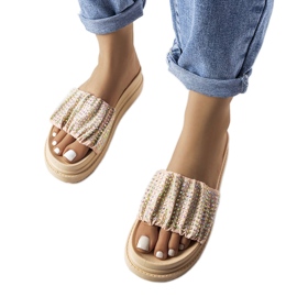 Sandales roses sur la plateforme avec des zircons cubiques de Franet Sandales roses sur la plateforme avec des zircons cubiques de Franet