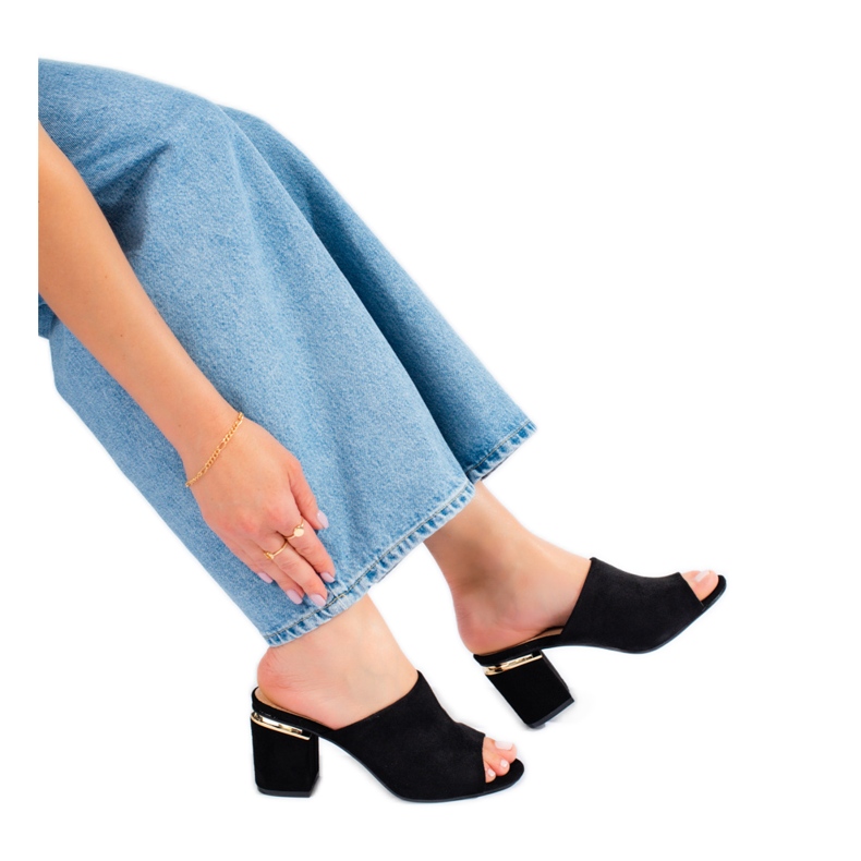 Vinceza Vincez black glisse sur le poteau le noir