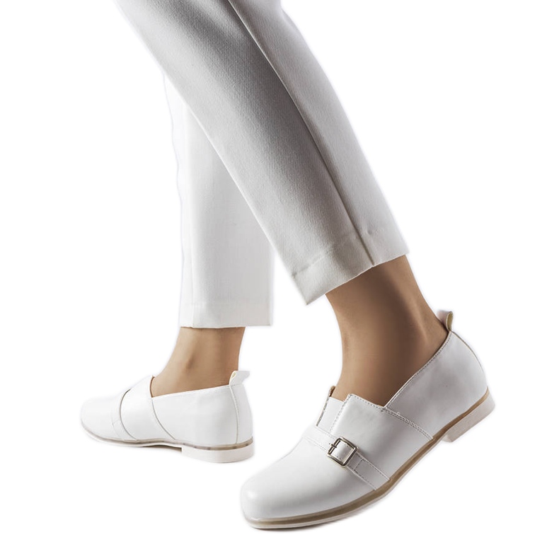 Brogues blanches avec une semelle intérieure en cuir de Felosa