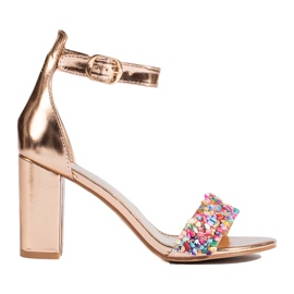 Sandales à clous dorés de Shelovet