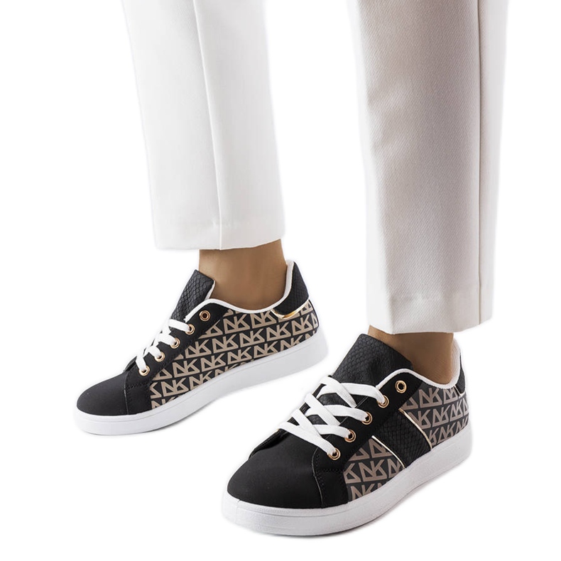 Baskets noires décorées du monogramme Bolduc le noir