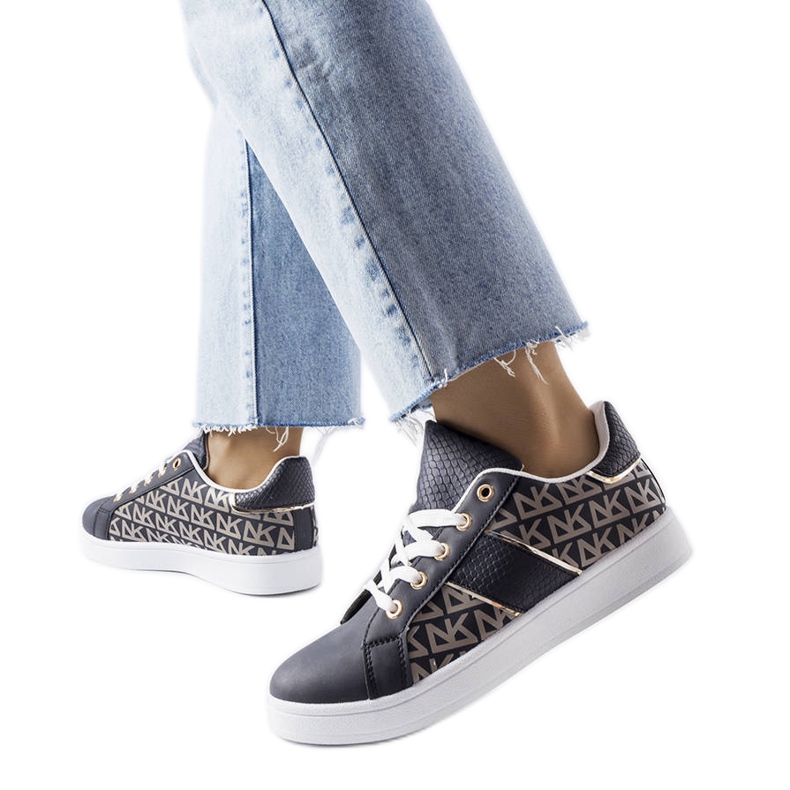 Inna Baskets bleu marine ornées du monogramme Bolduc Inna Baskets bleu marine ornées du monogramme Bolduc