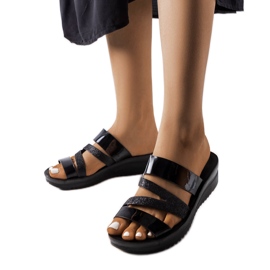 Les chaussons noirs brillants de Loli