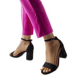 Sandales noires à petits talons de Lourna le noir Sandales noires à petits talons de Lourna le noir