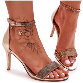 Sandales Femme Sur Un Talon Haut Avec Des Bijoux Doré Perfecto
