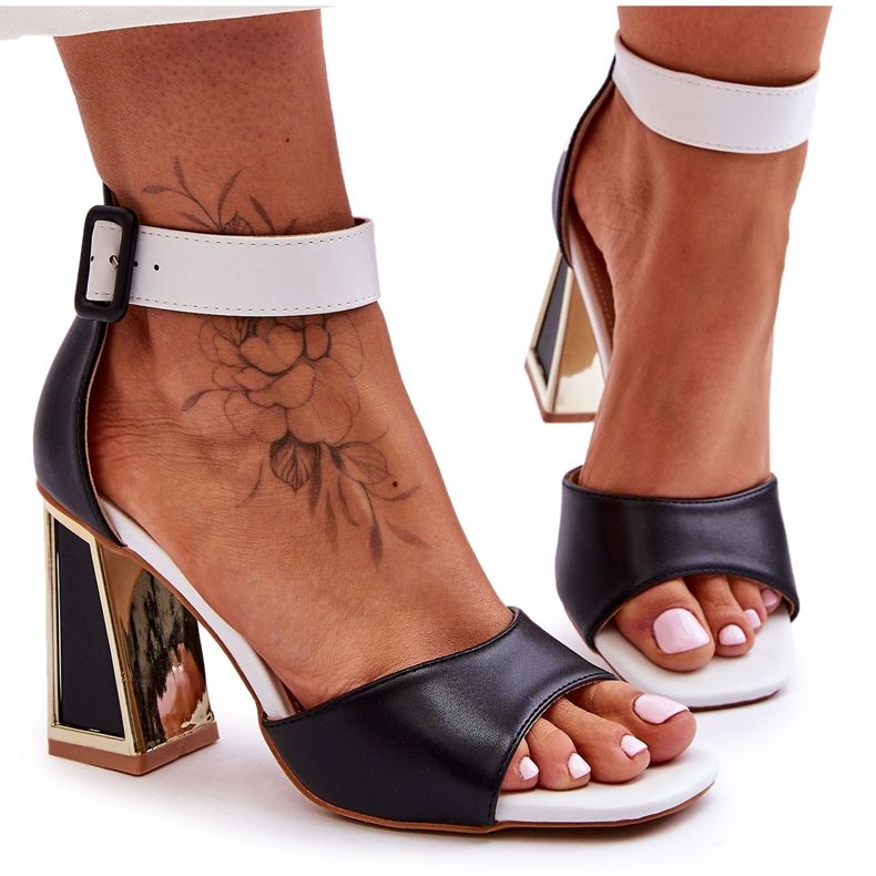 Élégantes sandales à talons hauts noires et blanches le noir