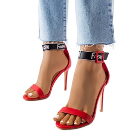 Sandales à talons rouges maçonniques