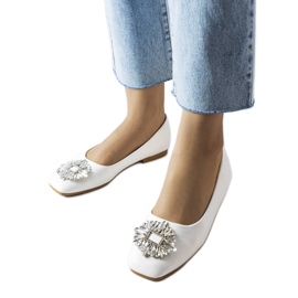 Ballerines blanches avec une broche Miren