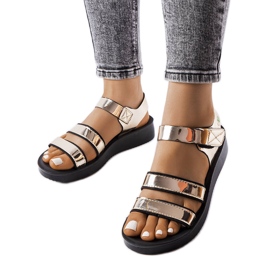 Sandales Brices laquées or doré