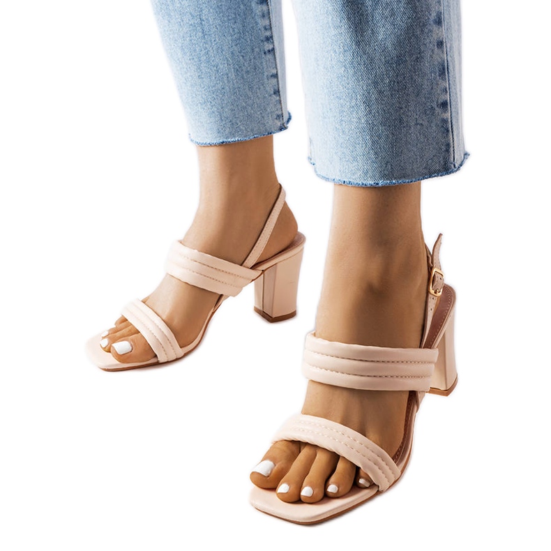 Sandales beiges sur le poteau Moli