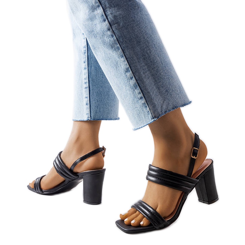 Sandales noires sur le poteau Moli le noir