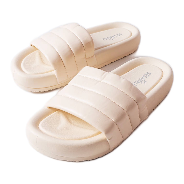 Inna Babouches beiges décorées de matelassage de Dorene Inna Babouches beiges décorées de matelassage de Dorene