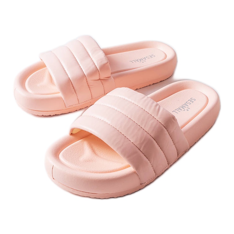 Inna Babouches roses décorées de matelassage de Dorene