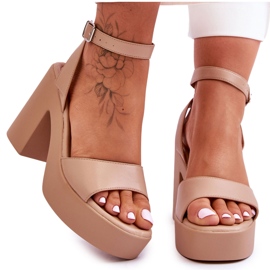 Sandales à la mode sur des talons Karmine beiges massifs