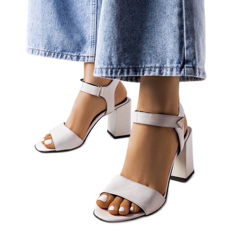 Sandales grises sur le poteau de Karino Sandales grises sur le poteau de Karino