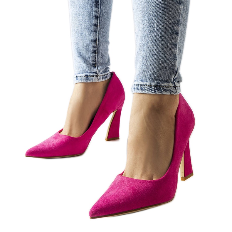 Escarpins roses sur un talon aiguille asymétrique de Linda