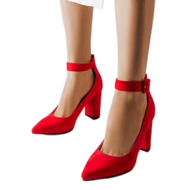 Escarpins rouges sur le poteau d'Achen Escarpins rouges sur le poteau d'Achen