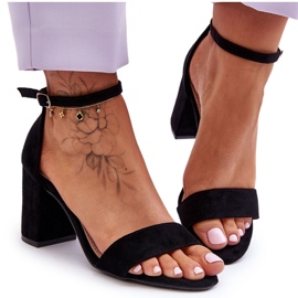 Sandales à talons hauts en daim noires Madame