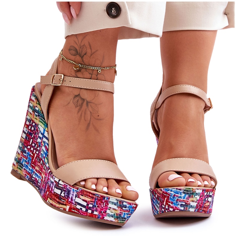 Sandales pour femmes sur un coin Malibu beige coloré