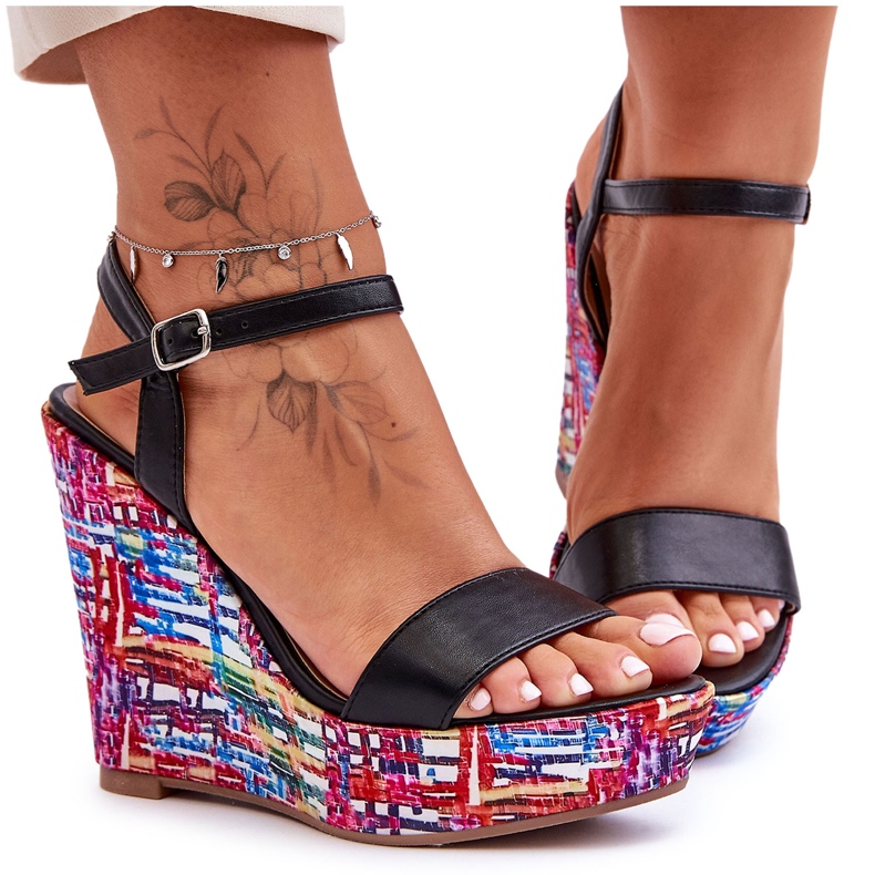 Sandales pour femmes sur un coin coloré noir Malibu le noir