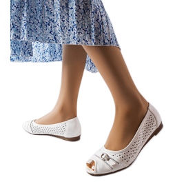 Ballerines blanches ajourées avec strass de chez Creek