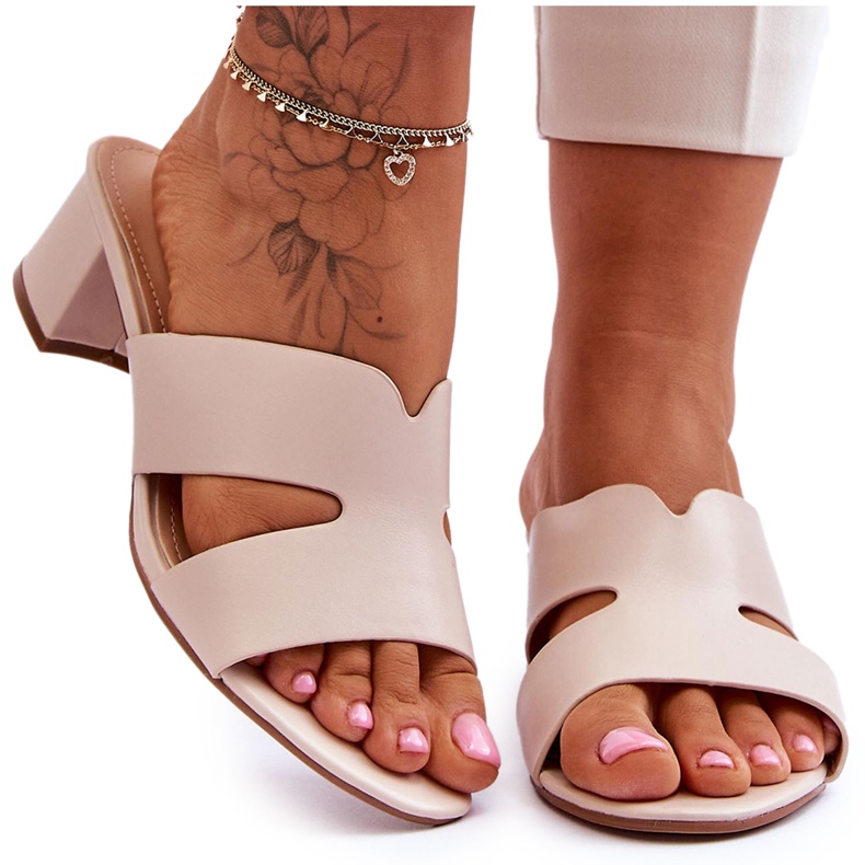 Tongs classiques en cuir beige à talon bas