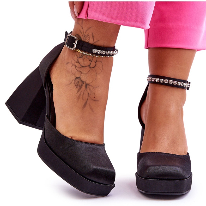 Escarpins à la mode sur des talons massifs avec des zircons Black Adel le noir