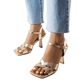 Sandales à talons hauts dorées Karolina avec ceinture d'or