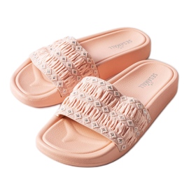 Les claquettes roses à volants d'Ernest