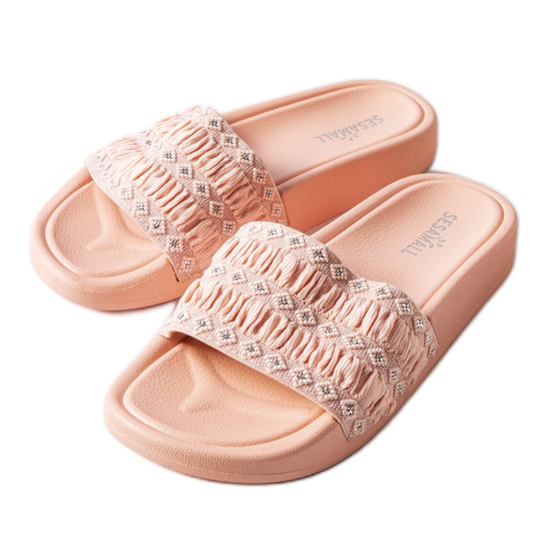 Les claquettes roses à volants d'Ernest