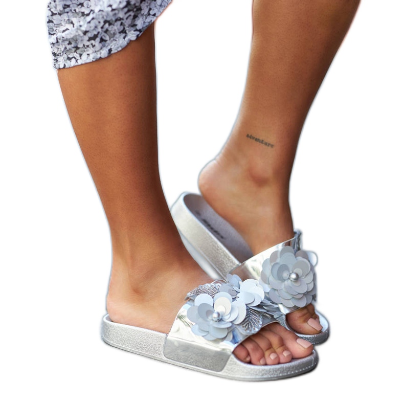 Claquettes argentées avec tige décorative de Caggio