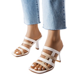 Tongs blanches sur une broche