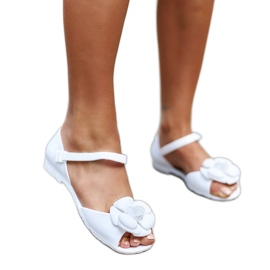 Ballerines blanches avec une fleur Ballerines blanches avec une fleur