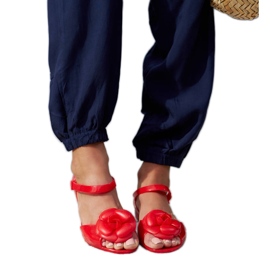 Ballerines rouges avec une fleur Ballerines rouges avec une fleur