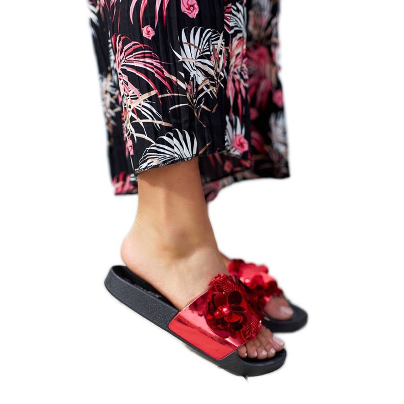 Claquettes rouges avec une tige décorative de Caggio